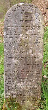 Der Grabstein für Vogel Lipper auf dem jüdischen Friedhof in Fürstenau  