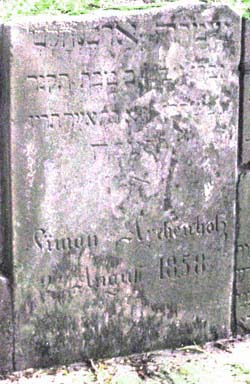 Der Grabstein von Simon Archenhold auf dem jüdischen Friedhof in Höxter  