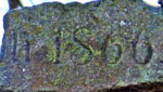 Erhaltenes Fragment des Grabsteins von Samuel Rose auf dem Friedhof in Höxter  
