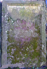 Der Grabstein von Salomon Fränkel, heute eingefügt ihm Ehrenmal des jüdischen Friedhofs  