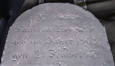 Der 2008 zerschlagene Grabstein von Samson Hochfeld in Lüchtringen nach seiner Wiederherstellung 2009  