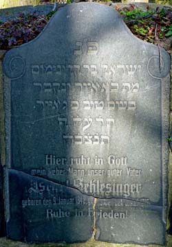 Der Grabstein von Israel Schlesinger auf dem Friedhof in Höxter  