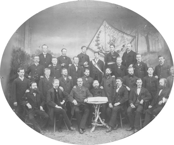 Der Gesangverein „Liedertafel“ mit Michel Hochfeld (sitzend, Mitte) um 1880  