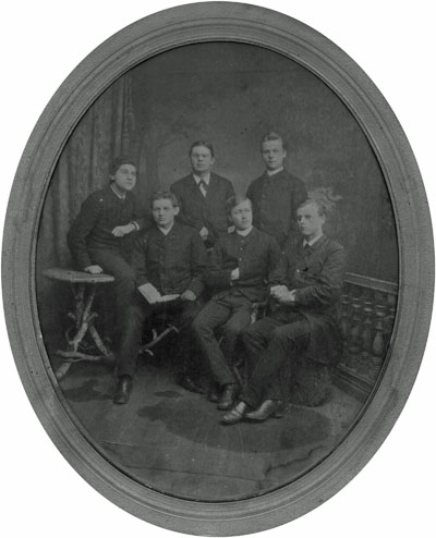 Samson Höchfeld (links) 1888 beim Abitur  