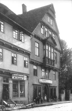 Das Möbelgeschäft Hochfeld im Tillyhaus an der Westerbachstraße (um 1898)  
