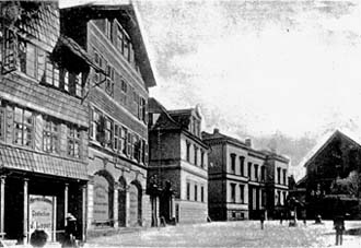 Das Geschäft Lipper am Markt in Höxter vor 1906 (links)  