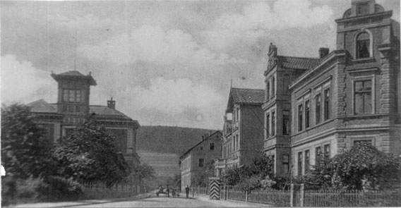 Die Villa Eichwald in der Gartenstraße (links) um 1900  