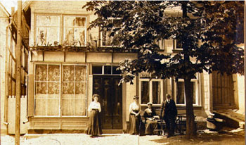 Benjamin Löwendorf mit drei Töchtern vor dem Haus in Steinheim (um 1905)  