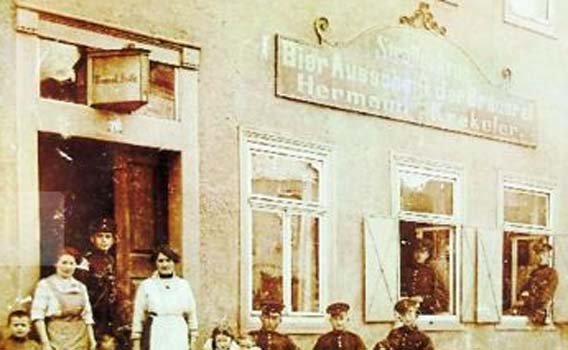 Kaiserliche Soldaten am Gasthaus <i>Strullenkrug</i> vor dem Ersten Weltkrieg
