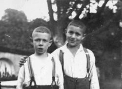 Rudi Pins (links) um 1926 mit seinem Bruder Otto (Jacob).  