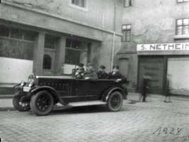 Paul Netheim 1928 am Steuer seines Autos (vermutlich mit Kunden)  