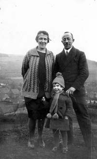 Die Familie Gustav Uhlmann mit Frau Johanna und Sohn Walter um 1930 in Nentershausen © Susan Wertheim Farkas  