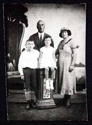 Willi Kleeberg mit seiner Frau Johanna und den Kindern Albert und Edith 1933   