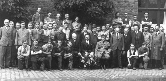 Hartwig Löwenherz, stehend 5. v.r. (mit Brille), um 1936 mit der Belegschaft der Firma Hannemann  