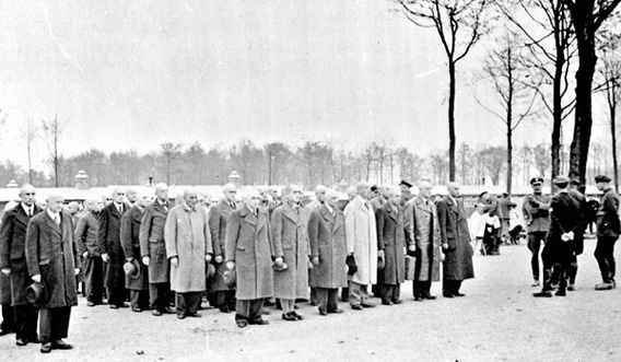 Die kahl geschorenen jüdischen Männer beim Appell im KZ Buchenwald  