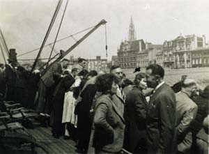 Fritz Eichwald (mitten, mit gestreiften Schlips) bei der Ankunft im Hafen von Antwerpen © JMB Inv.-Nr.: 2009/115/72   