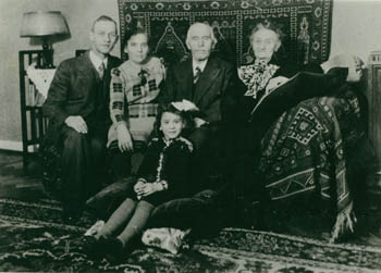 1940 in Hannover: Hermann und Frieda Kleeberg (rechts), der Sohn Erich und seine Frau Maria (links) und deren Tochter Ruth (vorn)   