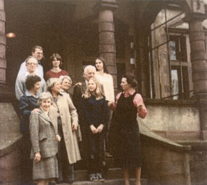Florence Webb (vorn links) mit ihrer Familie und der Familie Pirone vor der Villa Löwenherz  