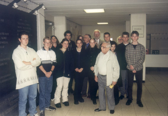 Der ehemalige KWG-Schüler Jacob Pins 1999 mit Schülern an der Gedenktafel  