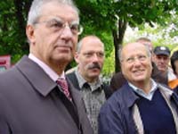 Rechts der aus Brasilien angereiste Großneffe Louis Frankenberg neben dem Initiator Karl-Heinz Kraft und Bürgermeister Hecker.