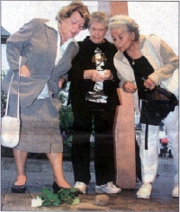 Rechts Elsa Pins mit Cousine Margot und Freundin Brigitte vor den Stolpersteinen