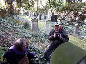 Henry Lowendorf with his wife Susan in 2011 at the grave of his great-grandmother Edel in Steinheim  
