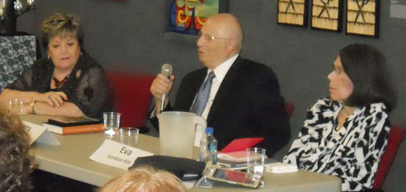 Sonia Marchesano, Harry Lowenstein und Eva Ritt im Holocaust Center in Maitland am 27. Okt. 2013 bei einer Veranstaltung anlässlich der „Kristallnacht“ vor 75 Jahren  