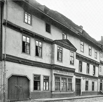 Das ehemalige Haus Joel Meyer Blumenthal in der Westerbachstraße 29 um 1906, rechts angeschnitten sein früheres Haus Nr. 31  