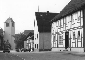 Das Haus von Moses Dillenberg, Ovenhausen, Hauptstraße 28 (rechts) @ LWL  