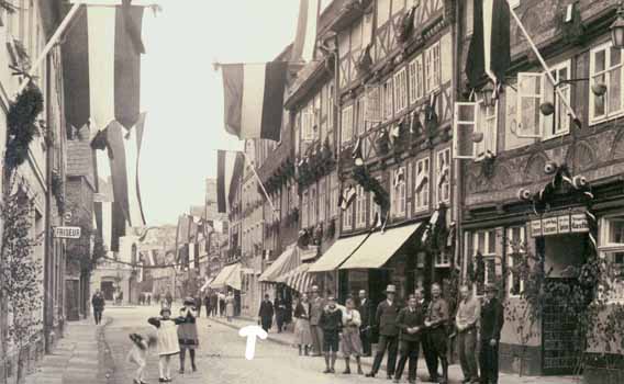 Die Westerbachstraße in Höxter um 1930 (mit Pfeil: die ehemalige Metzgerei Neuberg)   