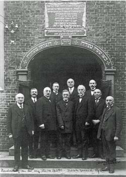 Julius Netheim (2. v. rechts) 1926 mit dem Vorstand der Synagogengemeinde vor der Synagoge in Norden  