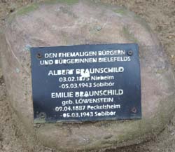 Gedenkstein für Albert Braunschild und seine Frau Emilie in Sobibor  