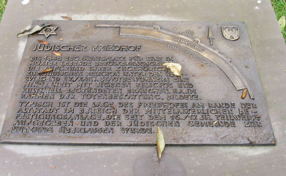 Erinnerungstafel auf dem alten jüdischen Friedhof in Höxter.