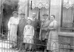 Emil Frankenberg (mitten) am 20.8.1920 in Höxter mit seinen Brüdern Louis und Richard und ihren Frauen Cilla und Änne; vorn Louis Frankenbergs Tochter Else  