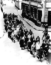 Ausmarsch zur Zwangsarbeit  