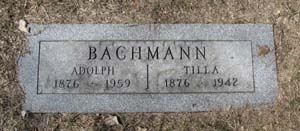 Der Grabstein für Adolph und Mathilde („Tilla“) Bachmann in Saint Louis  