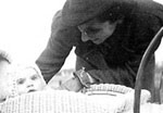 Berl Löwenstein mit seiner Mutter Mitte April 1939