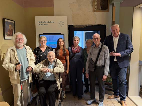 Begegnung im Forum: Harry Löwenstein mit Tochter Karen, Enkelin Claire, Tochter Berna und ihrem Mann Greg mit Fritz Ostkämper, Eva Greipel-Werbeck und Bürgermeister Daniel Hartmann  