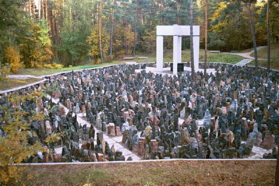 Holocaustgedenkstätte im Wald von Biķernieki  