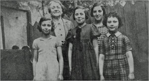 Irmgard Bukofzer (2. v.r.) mit Mitschülerinnen und der Lehrerin Paula Paradies in Detmold  