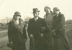 Jacob Cohn mit seiner Frau Sofia (l.) und den Töchtern Hildegard und Hedwig  