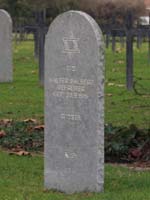 Der Grabstein für Walter Dalberg auf dem Kriegsgräberfriedhof in Illies, Nordfrankreich  