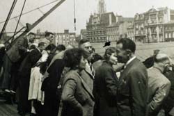 Fritz Eichwald (mitten, mit Schlips) im Juni 1939 in Antwerpen  