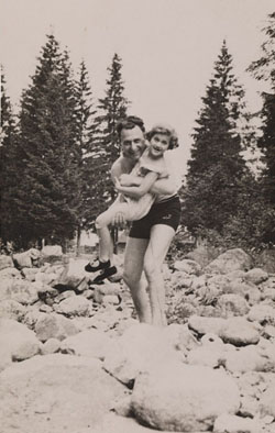 Kurt Eichwald mit seiner Tochter Eva 1933 im Urlaub in Tschechien  