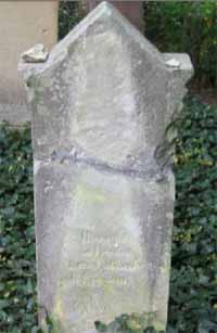 Der Grabstein von Jette Lobbenberg, geb. Eppstein auf dem Friedhof in Brakel  