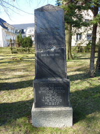 Der 1944 zerschlagene Grabstein von Gustav Frankenberg auf dem jüdischen Friedhof in Höxter wurde nach dem Krieg wieder aufgerichtet.  