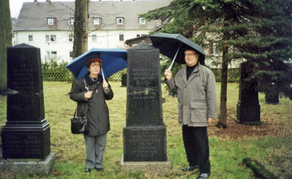 Louis Frankenberg und seine Frau Helena am Grab des Urgroßvaters Gustav in Höxter.  
