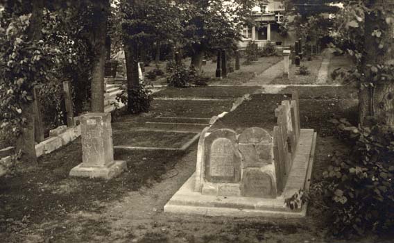 Der neue jüdische Friedhof mit dem Gedenkmal in Form eines Sarkophags, um 1950