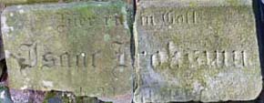 Fragmente der Grabsteine des Vaters Isaak Frohsinn und seiner Tochter Paula  