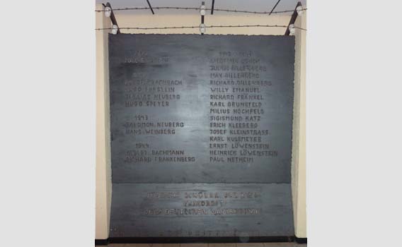 Die 1993 eingeweihte Gedenktafel für die ermordeten jüdischen Schüler des KWG